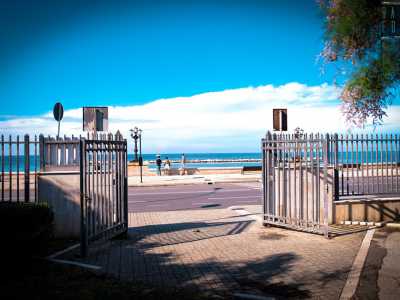 L�ampio parco, affacciato sull�Adriatico e attrezzato con aree giochi...